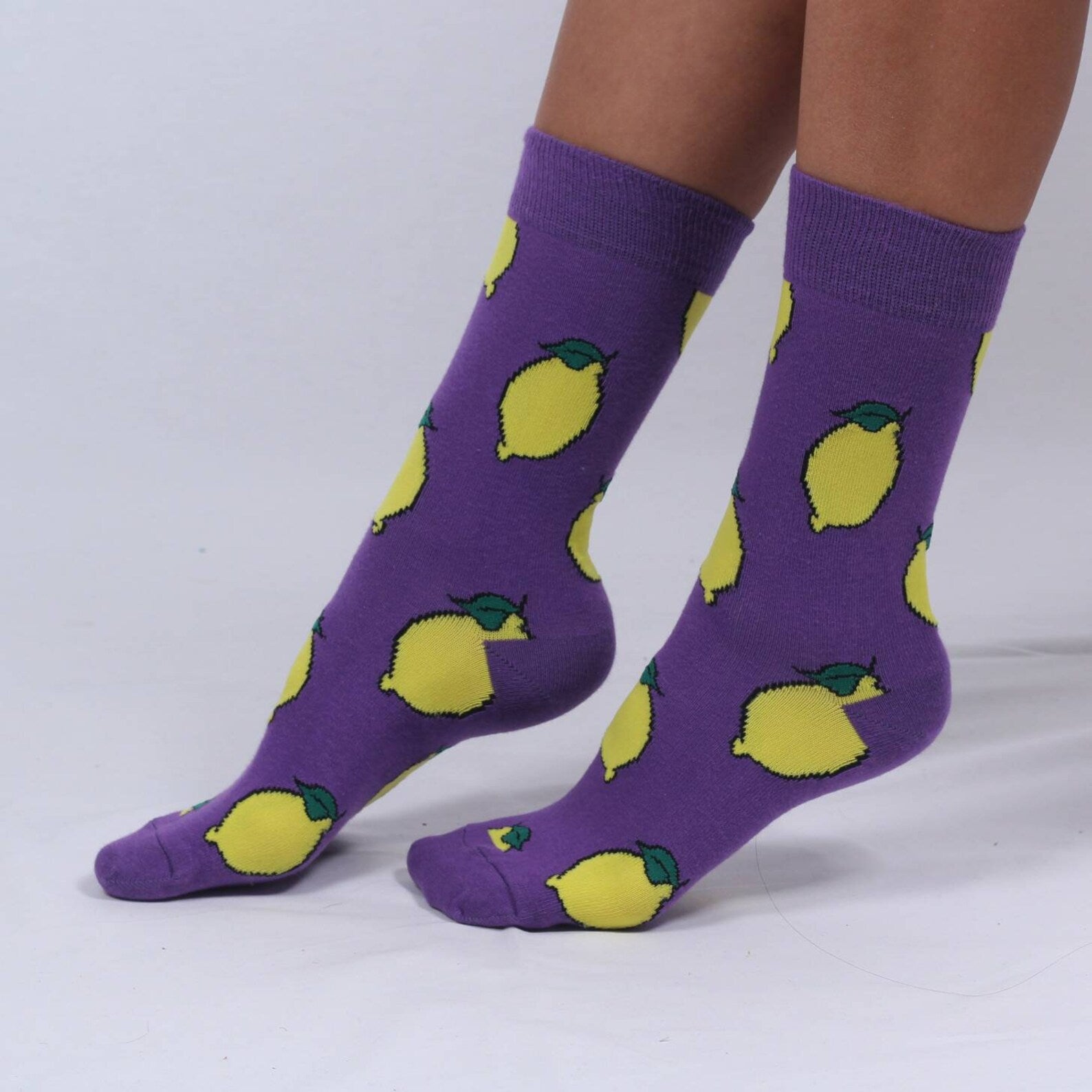 A model wearing lemon purple socks